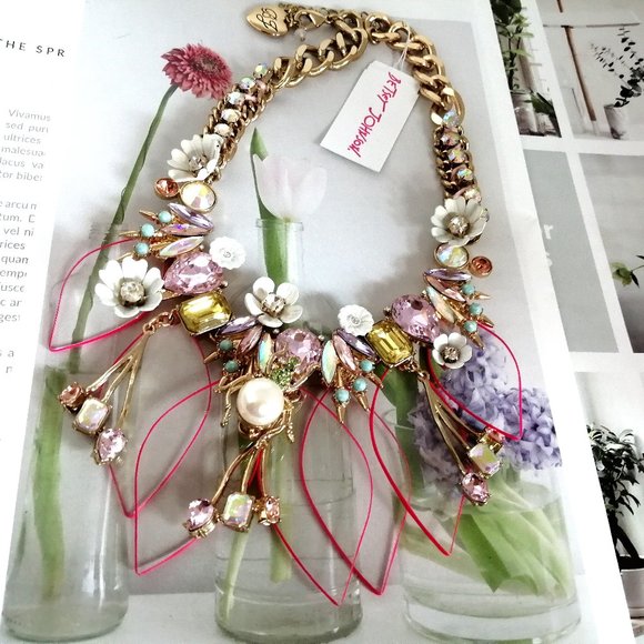 BETSEY JOHN Buzz Off Lucite Frontal Necklace - Picture 5 of 12